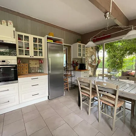 Holiday home Vaste Maison Familiale En Pierres Apparentes *